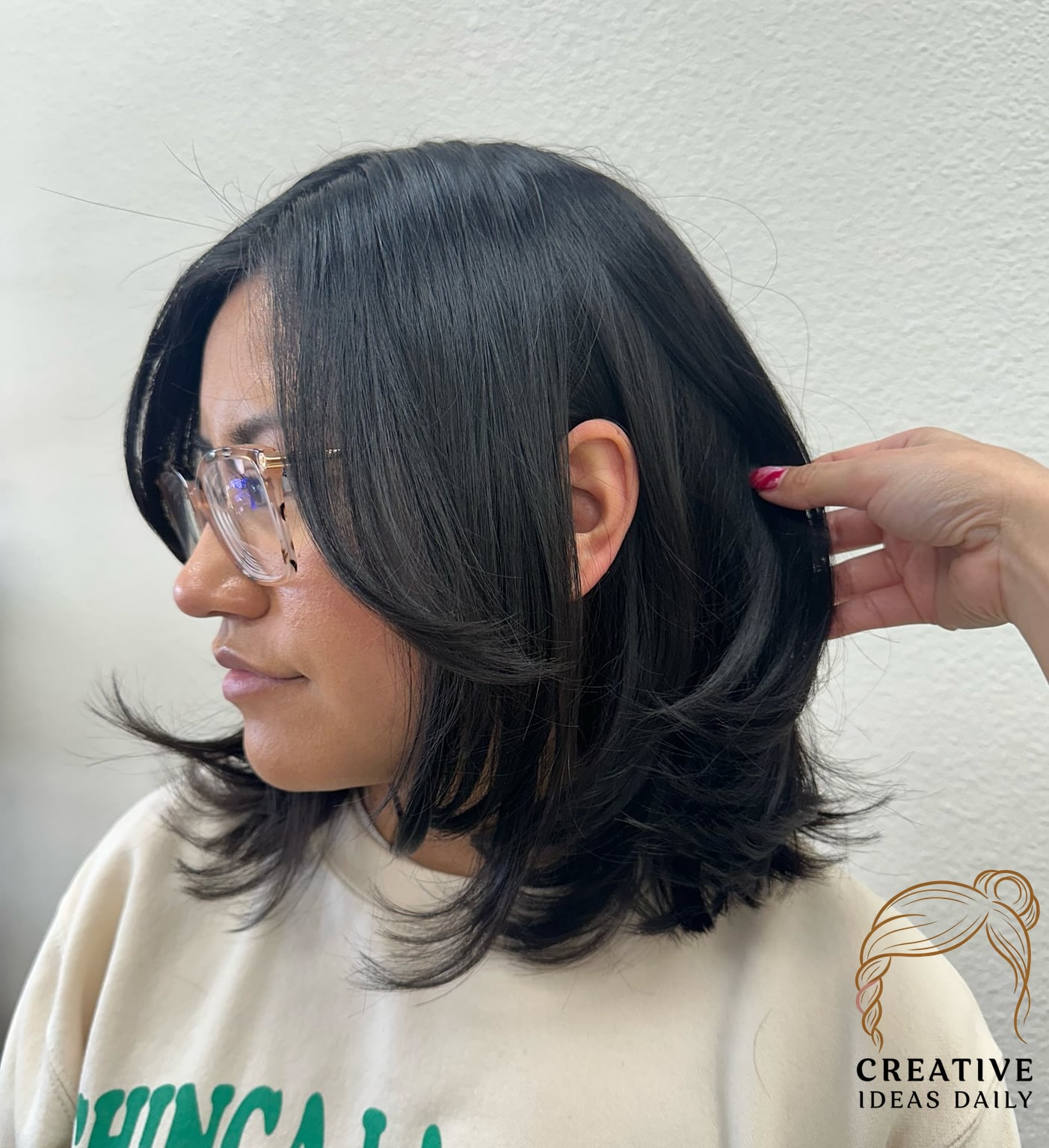 Glossy Black Shoulder-Length Layers with Subtle Highlights